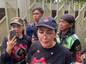 Anggota Komisi VI DPR RI, Rieke Diah Pitaloka di TPU Karet Bivak, Jakarta, Jumat (29/8/2025).