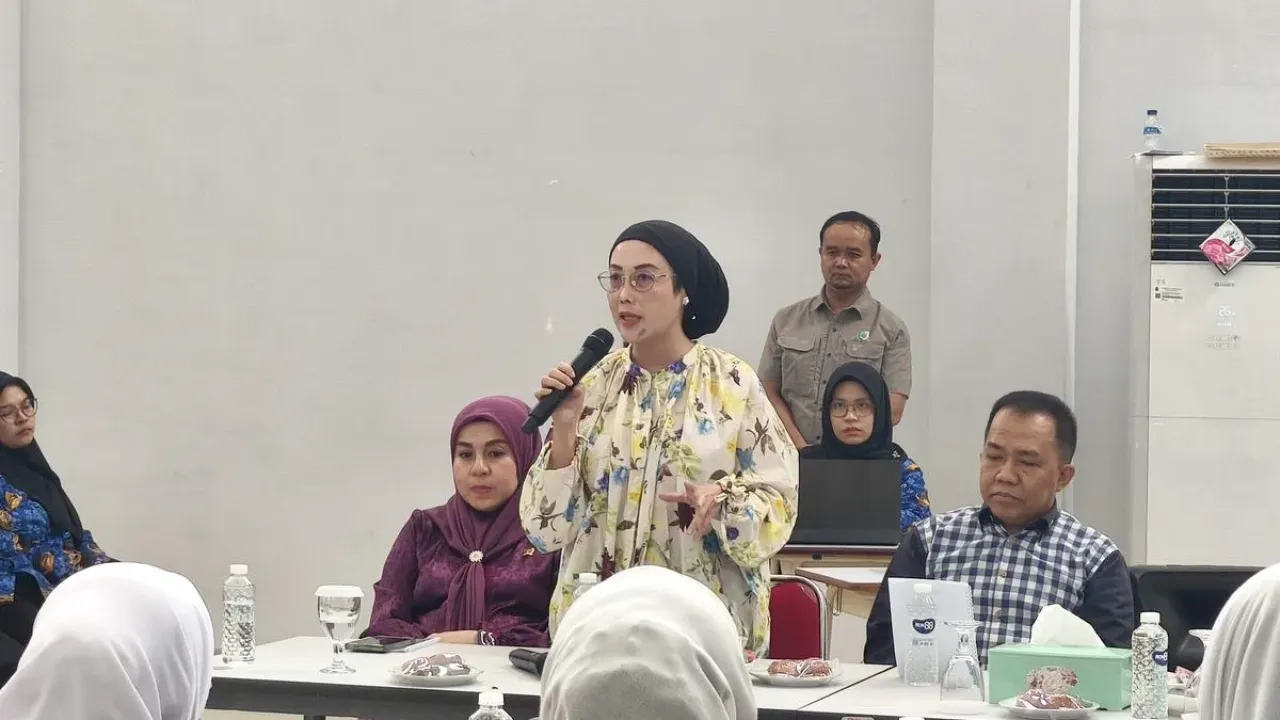 Anggota Komisi VIII DPR RI, Selly Andriany Gantina dalam rapat bersama Komisi VIII DPR RI di Aula SRMA di Asrama BLKI, Serpong Utara, Tangerang Selatan.