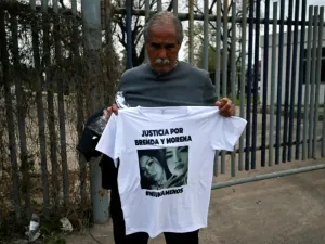 Antonio del Castillo, grandfather of Brenda del Castillo and Morena Verdi, holds a shirt demanding justice for their murder (Luis ROBAYO)