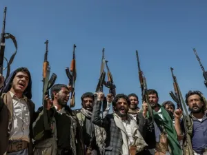 Armed members of the Iran-backed Houthi militia take part in a demonstration against the USA and Israel. Osamah Yahya/dpa