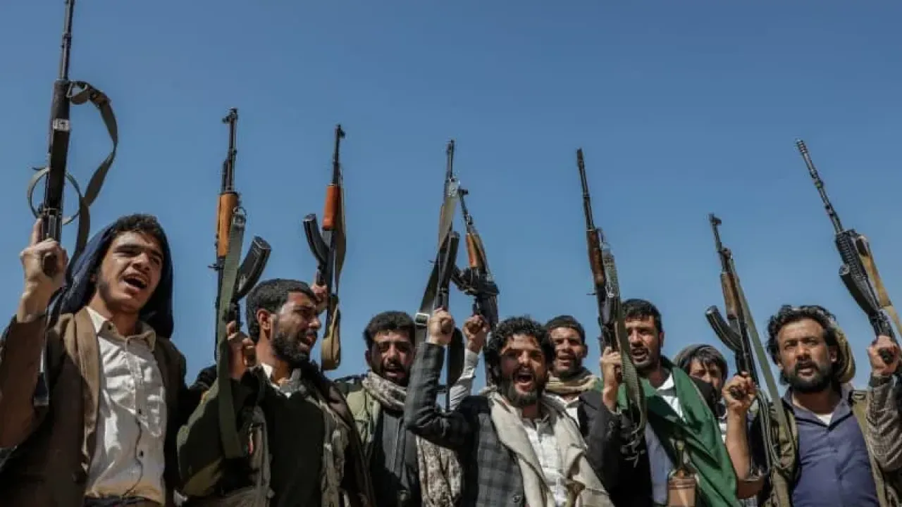 Armed members of the Iran-backed Houthi militia take part in a demonstration against the USA and Israel. Osamah Yahya/dpa