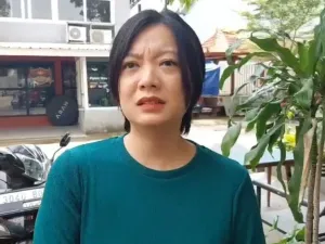 Artis Leony Vitria Hartanti kembali menyoroti anggaran gaji dan pakaian dinas anggota DPRD Tangerang Selatan.