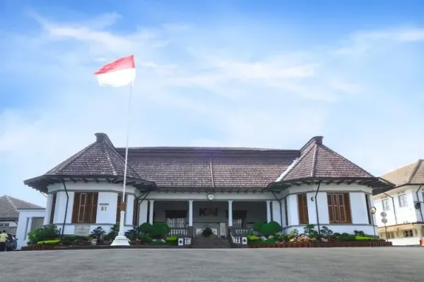 Bagian depan Gedung Pendopo yang dulunya dikenal dengan Gedong Karet atau Villa Maria, Kantor Pusat PT KAI, Bandung, Jawa Barat. 