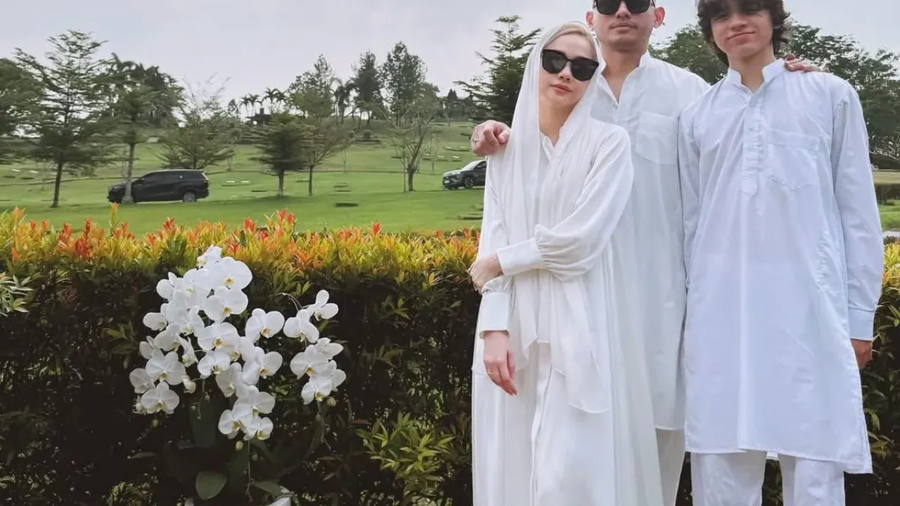 BCL, Noah Sinclair dan Tiko ziarah ke makam Ashraf Sinclair di San Diego Hill, Karawang, Jawa Barat.