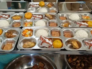 Beberapa petugas di salah satu dapur SPPG di Kabupaten Bandung, Jawa Barat saat tengah mengatur pendiistribusian makan MBG, Kamis (25/9/2025)