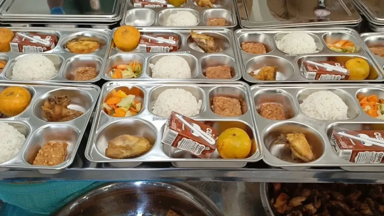 Beberapa petugas di salah satu dapur SPPG di Kabupaten Bandung, Jawa Barat saat tengah mengatur pendiistribusian makan MBG, Kamis (25/9/2025)