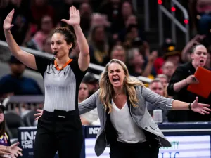 Becky Hammon Kiritik Ketidakjelasan Wasit dalam Seri Playoff WNBA