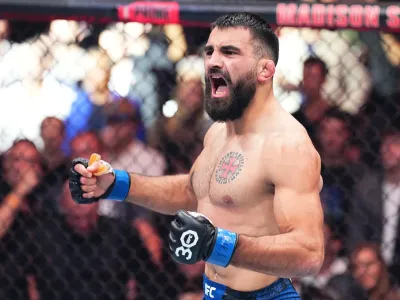 Beneil Dariush Hadapi Tantangan dari Benoit Saint Denis di UFC 322