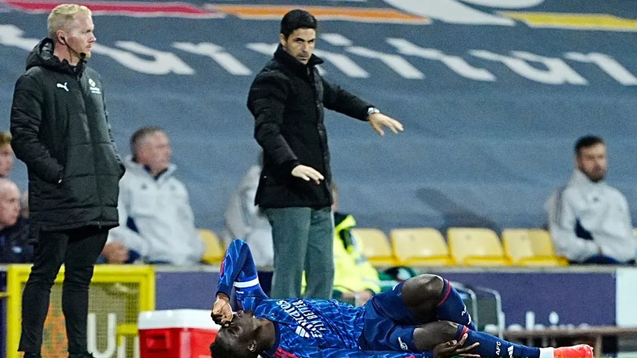 Bukayo Saka down in pain