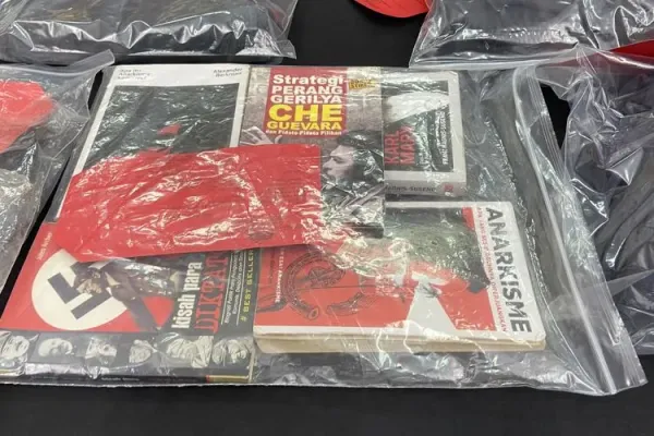 Buku-buku yang disita polisi dari tersangka GLM asal Surabaya yang melakukan pelemparan di Pos Lantas Waru Sidoarjo pada Sabtu (30/8/2025).