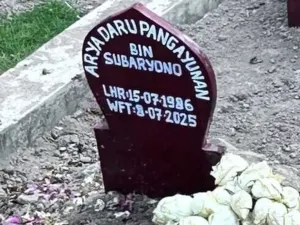 bunga di makam diplomat Arya Daru diganti dengan melati berwarna putih