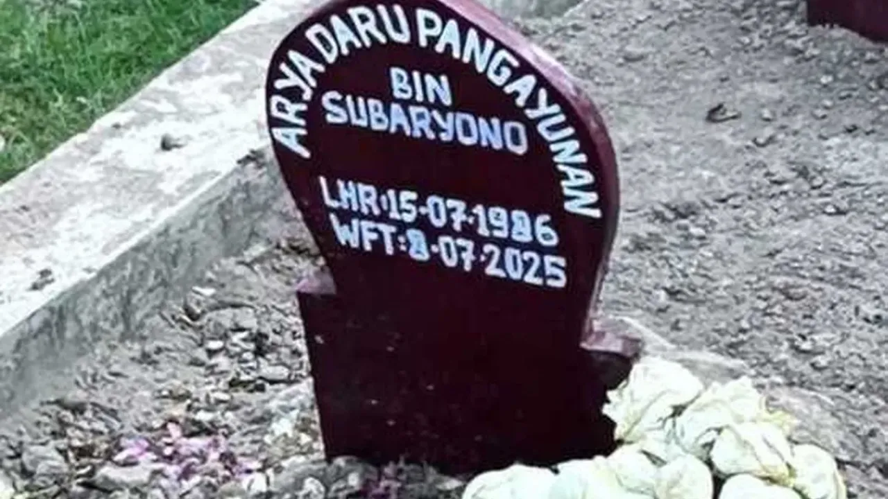 bunga di makam diplomat Arya Daru diganti dengan melati berwarna putih