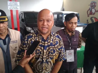 Cawagub Jabar nomor urut 3, Ilham Habibie saat meninjau TPS 09, di Kelurahan Isola, Kecamatan Sukasari, Kota Bandung, Rabu (27/11/2024).