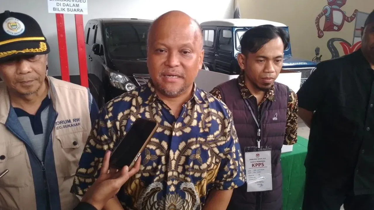Cawagub Jabar nomor urut 3, Ilham Habibie saat meninjau TPS 09, di Kelurahan Isola, Kecamatan Sukasari, Kota Bandung, Rabu (27/11/2024).