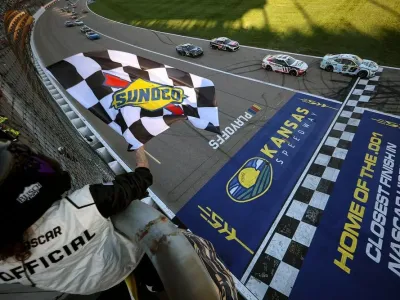 Chase Elliott, Hendrick Motorsports Chevrolet, Denny Hamlin, Joe Gibbs Racing Toyota