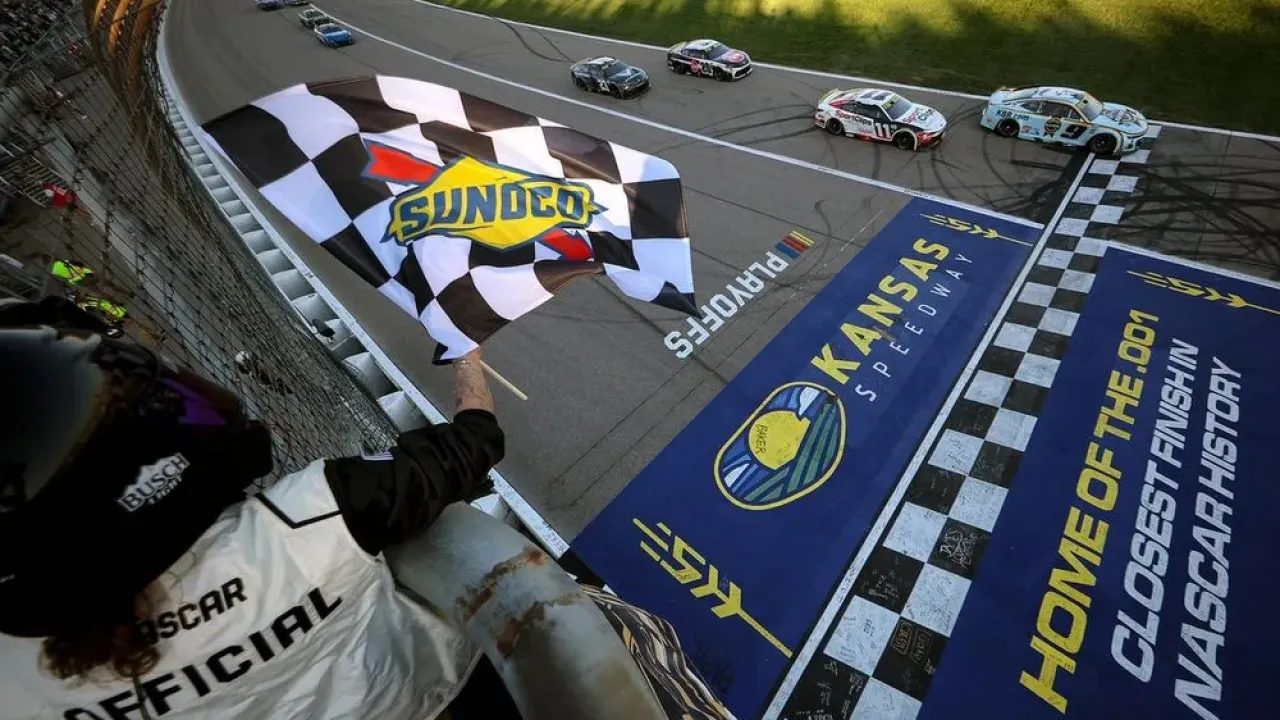 Chase Elliott, Hendrick Motorsports Chevrolet, Denny Hamlin, Joe Gibbs Racing Toyota