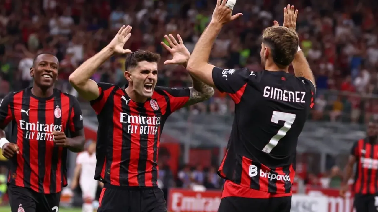 Christian Pulisic melakukan selebrasi dalam laga putaran pertama Coppa Italia 2025-2026 antara AC Milan vs Bari di Stadion San Siro, 17 Agustus 2025;