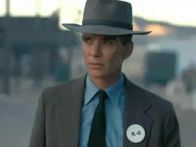 Cillian Murphy berperan sebagai Oppenheimer.