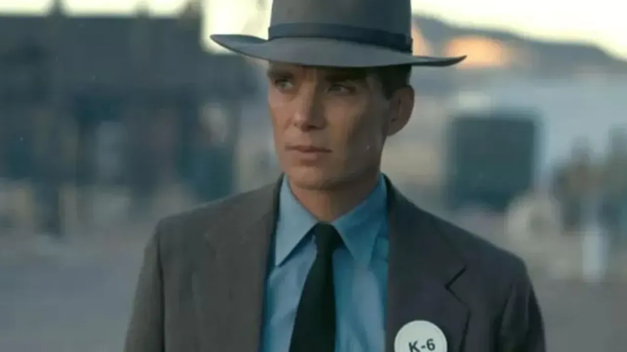 Cillian Murphy berperan sebagai Oppenheimer.