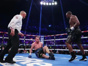 Derek Chisora (right) dropped Otto Wallin twice en route to victory (Getty Images)
