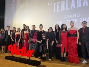 Deretan pemain serial Jalinan Terlarang dalam jumpa pers di XXI Senayan City, Jakarta Pusat, Kamis (25/9/2025). 