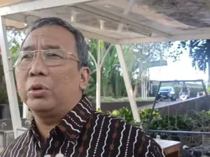 Direktur Jenderal Pelayanan Kesehatan Kementerian Kesehatan (Kemenkes) RI Azhar Jaya usai diperiksa di Gedung Merah Putih KPK, Jakarta, Selasa (23/9/2025).