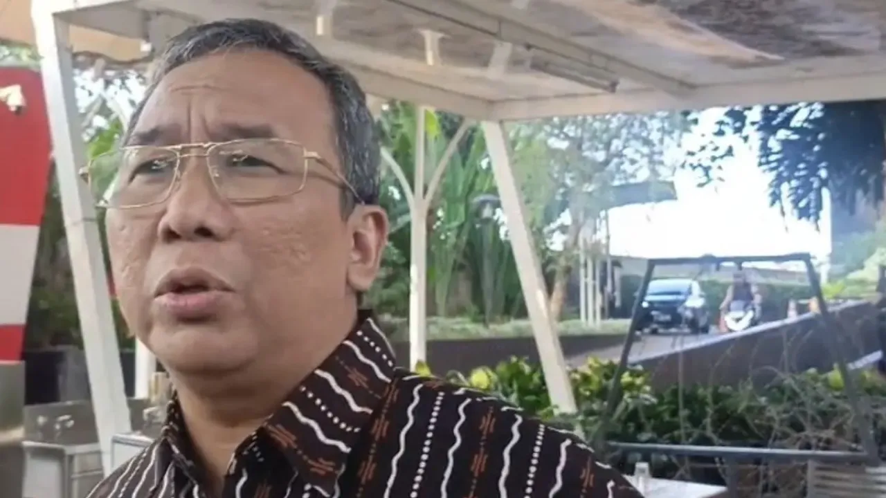 Direktur Jenderal Pelayanan Kesehatan Kementerian Kesehatan (Kemenkes) RI Azhar Jaya usai diperiksa di Gedung Merah Putih KPK, Jakarta, Selasa (23/9/2025).