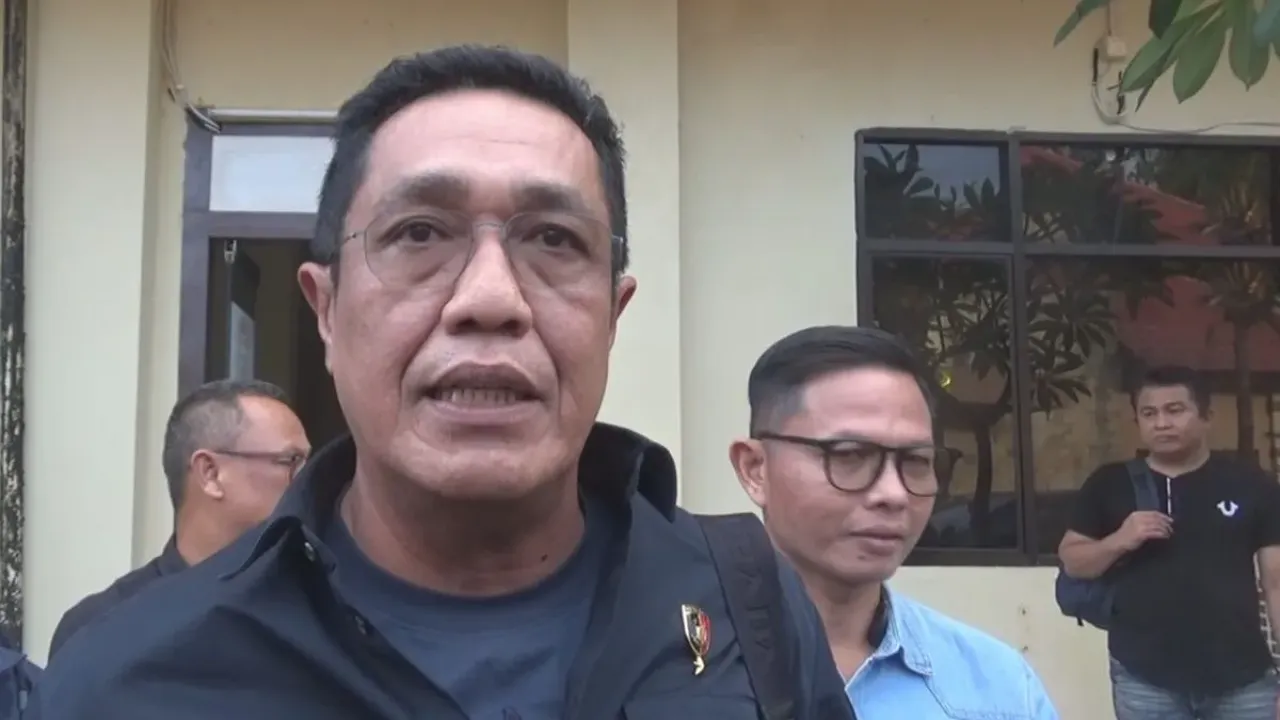 Direktur Tindak Pidana Umum (Dirtipidum) Bareskrim Polri, Kombes Djuhandhani Raharjo Puro, berada di Polda NTB, Kamis (10/7/2025).