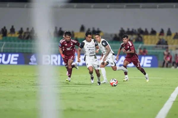Duel pemain pada laga PSM Makassar vs Persija Jakarta di pekan keenam Super League 2025-2026 di Stadion B.J. Habibie, Parepare, Makassar, Minggu (21/9/2025).