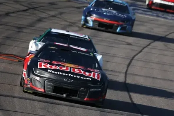 Elliott Raih Kemenangan Tak Terduga di Kansas, Van Gisbergen Top 10 Pertama (5)