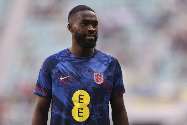 Fikayo Tomori dan Pervis Estupinan Absen Lawan Juventus (1)