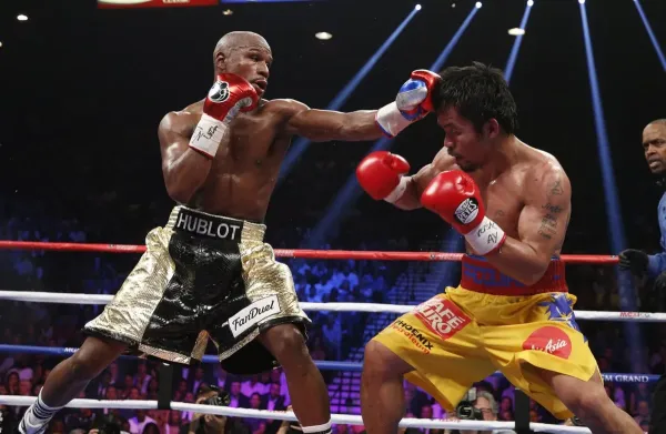 Floyd Mayweather (left) and Manny Pacquiao during their long-awaited clash in 2015 (AFP via Getty Images)