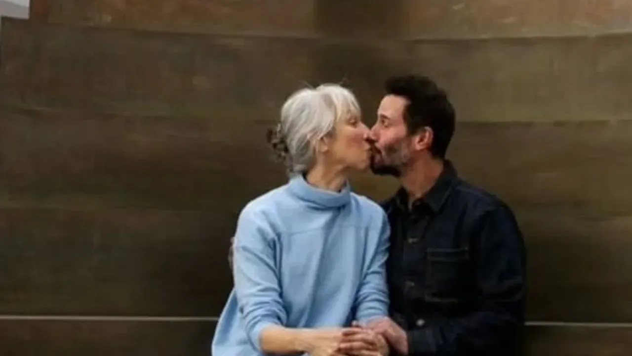 Foto Alexandra Grant dan Keanu Reeves tengah berciuman di Roden Crater. 