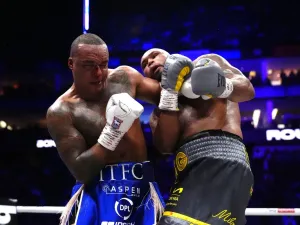 Frazer Clarke (right) during his first fight with Fabio Wardley, a draw (John Walton/PA Wire)