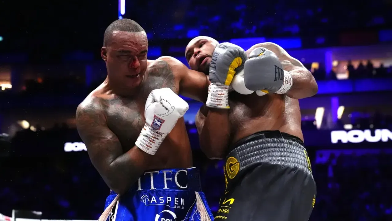 Frazer Clarke (right) during his first fight with Fabio Wardley, a draw (John Walton/PA Wire)