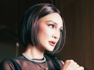 Gaya rambut baru Luna Maya dengan potongan bob mencuri perhatian, lantaran tampilannya terlihat tak biasa dan fresh.