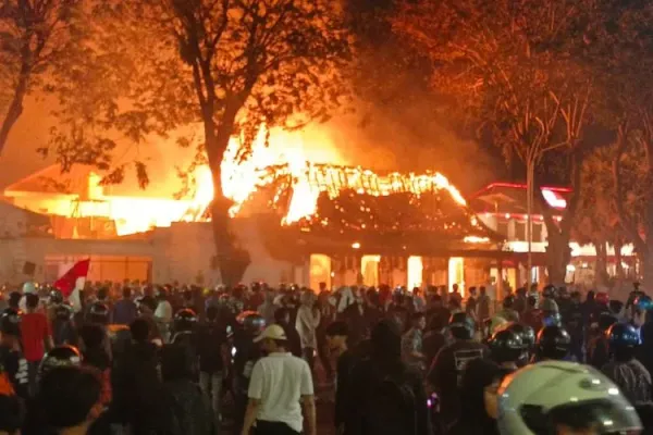 Gedung Grahadi di Surabaya, dibakar massa, Sabtu (30/8/2025).