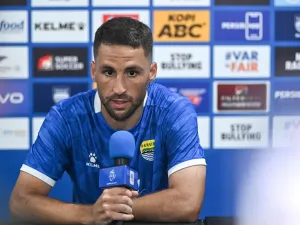 Gelandang Persib Bandung Luciano Guaycochea bicara soal persaingan lini tengah dengan bintang Timnas Indonesia Thom Haye.