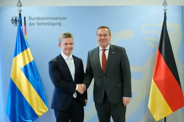German Minister of Defense Boris Pistorius (R) welcomed his Swedish counterpart Pal Jonson ahead of their meeting. Annette Riedl/dpa