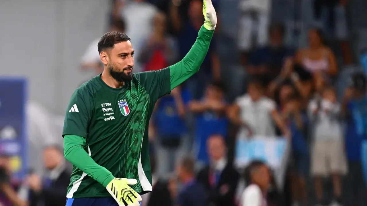 Gullit Sambut Gianluigi Donnarumma dengan Salam Milanese di Penghargaan Ballon d’Or (2)