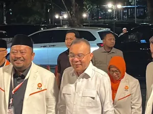 Harian Gerindra Sufmi Dasco Ahmad tiba di acara Musyawarah Nasional (Munas) PKS yang digelar di Hotel Sultan, Jakarta, Minggu (28/9/2025)