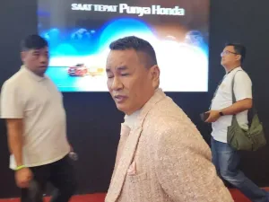 Hotman Paris mengunjungi GIIAS 2025.