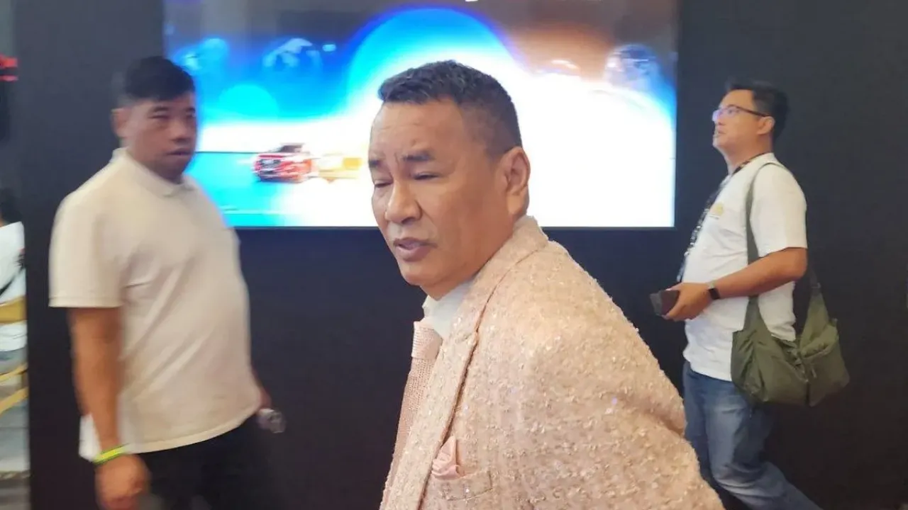 Hotman Paris mengunjungi GIIAS 2025.