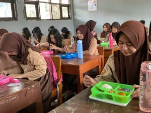 Ilustrasi para pelajar yang tengah menyantap menu MBG
