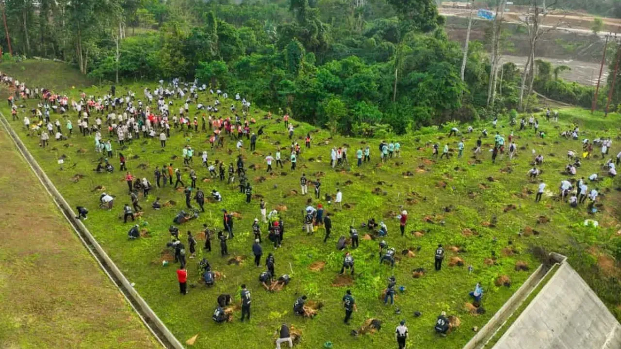 Insan Otorita IKN menanam 700 pohon di Aliran Sunggai Sanggai IKN pada Sabtu (27/09/2025).
