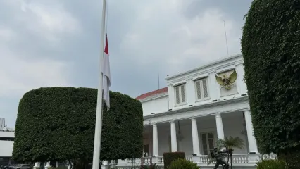 Istana Kepresidenan mengibarkan bendera merah putih setengah tiang di depan Istana Negara, Jakarta Pusat, Selasa (30/9/2025). 