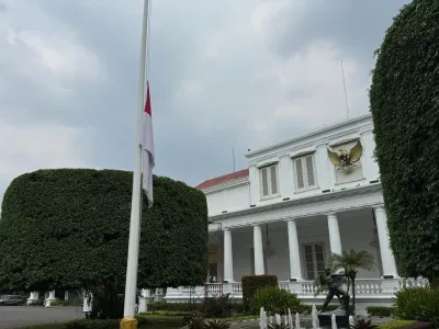 Istana Kepresidenan mengibarkan bendera merah putih setengah tiang di depan Istana Negara, Jakarta Pusat, Selasa (30/9/2025). 