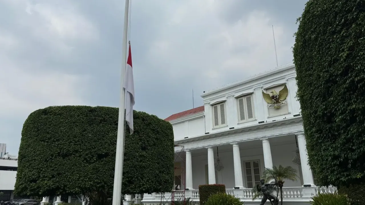 Istana Kepresidenan mengibarkan bendera merah putih setengah tiang di depan Istana Negara, Jakarta Pusat, Selasa (30/9/2025). 
