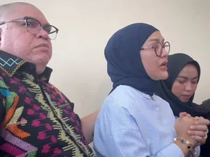 Istri pengacara Razman Nasution menahan tangis usai sidang pembacaan tuntutan di Pengadilan Negeri Jakarta Utara, Rabu (16/7/2025)
