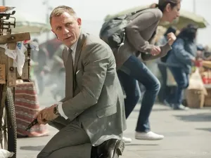 James Bond ketika beraksi di Istanbul, Turki. Dalam filmnya yang berjudul Skyfall, ia memakai sepatu chukka bergaya Crockett & Jones Tetbury.